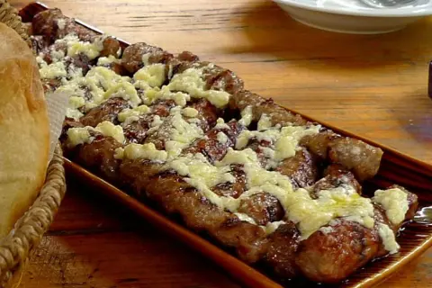 Pyszne ćevapi, klasyka kuchni serbskiej, podane z chlebem i serem.