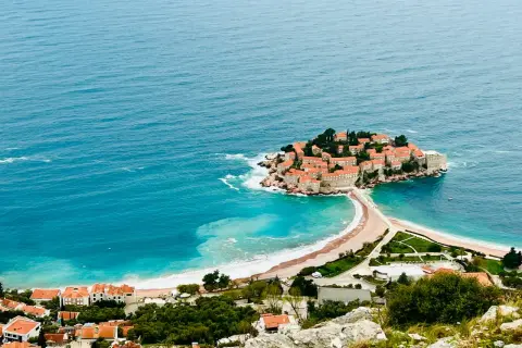 Wyspa Sveti Stefan, znana z pięknych budva plaże, połączona z lądem piaszczystą mierzeją.