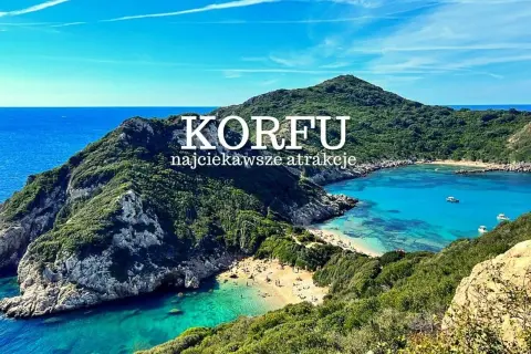 Korfu: malownicza zatoka z turkusową wodą i plażą. Idealne miejsce, by odkryć najciekawsze atrakcje wyspy.