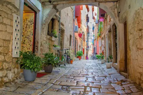 Urokliwe, brukowane uliczki Rovinj, z rowerami i zielenią, zapraszają do spaceru.