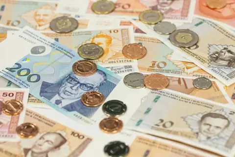 Banknoty i monety, w tym 200 marek, wskazują, jaka waluta w Bośni i Hercegowinie.