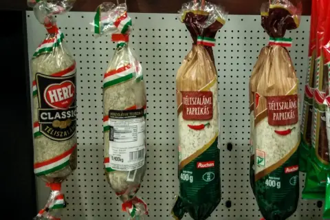 Węgierskie słodycze w postaci salami, ozdobione barwami narodowymi.