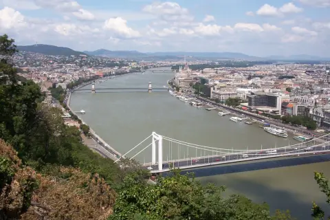 Widok na Dunaj i mosty w Budapeszcie z zielonego wzgórza.