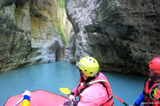 Przygoda w kanionie Osumi. Rafting po turkusowej wodzie między skalnymi ścianami.