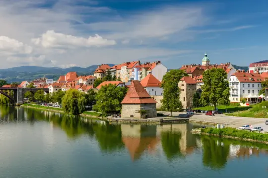 Malowniczy widok na Maribor, Słowenia. Czy Słowenia jest droga? Zwiedzanie tego miasta z pewnością nie nadszarpnie budżetu.