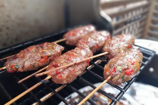 Pyszne cevapcici na grillu, idealne na letnie przyjęcie. Ten przepis na cevapcici jest prosty i szybki.