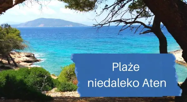 Piękne plaże niedaleko Aten, z turkusowym morzem i zielonymi wzgórzami w tle.