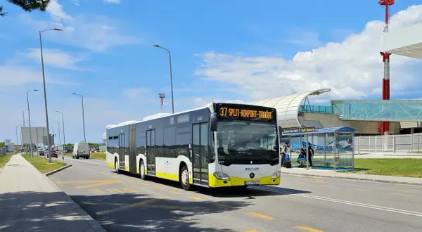 Autobus linii 37 obsługuje komunikację miejską Split, jadąc w kierunku lotniska i Trogiru.