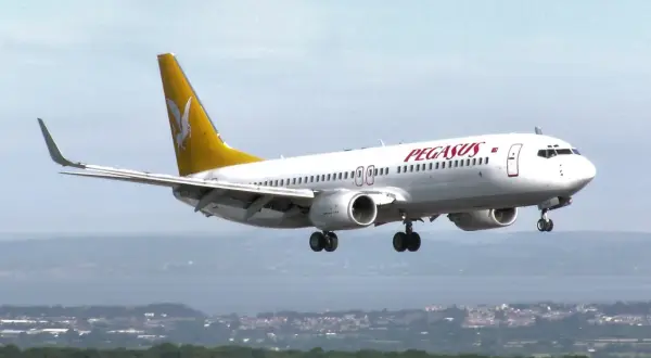 Samolot Pegasus Airlines ląduje, oferując podróżnym szybki sposób, jak dojechać do Albanii.