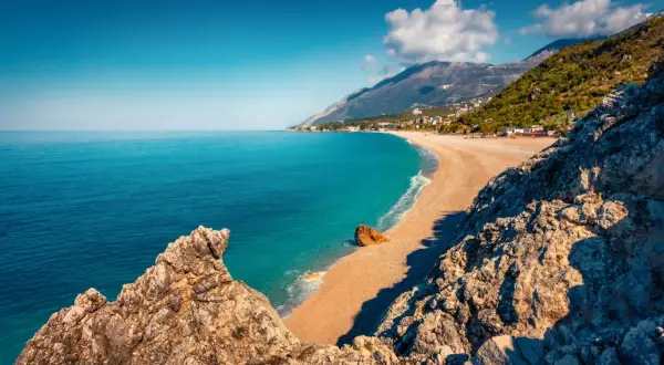 Malownicze albania plaże z turkusową wodą, piaszczystym brzegiem i skalistymi klifami.