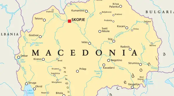 Mapa polityczna Macedonii, gdzie leży, z zaznaczonym Skopje, jeziorami i rzekami.