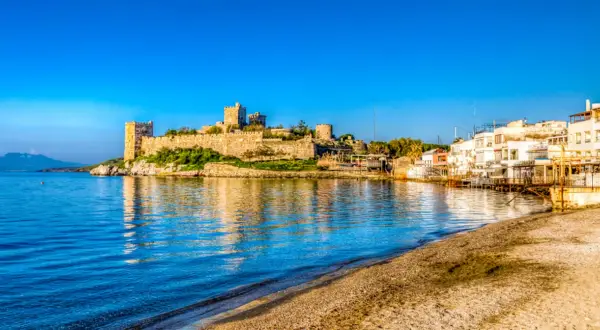 Zamek św. Piotra góruje nad zatoką, oferując wspaniałe widoki. To jedna z głównych bodrum atrakcje, idealne miejsce na spacer i podziwianie historii.