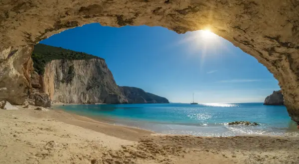 Widok na rajskie lefkada plaże z jaskini. Turkusowa woda, biały piasek i klify tworzą idylliczny krajobraz.