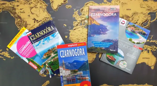 Przewodniki po Czarnogórze leżą na mapie świata. Gdzie leży Czarnogóra? Na Bałkanach, nad Adriatykiem.