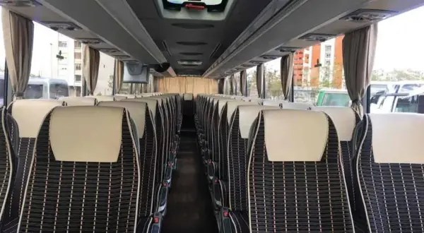 Wygodne siedzenia w autobusie na trasie Podgorica Budva.