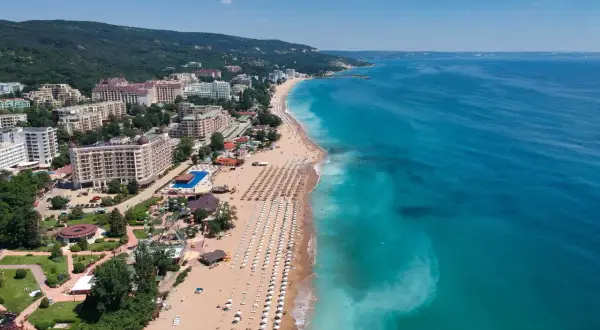 Złote piaski w Bułgarii: rozległa plaża z hotelami, leżakami i turkusowym morzem. Atrakcje turystyczne dla każdego.