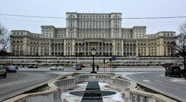 Pałac Parlamentu w Bukareszcie, monumentalna budowla, robi ogromne wrażenie. Warto zobaczyć to miejsce.