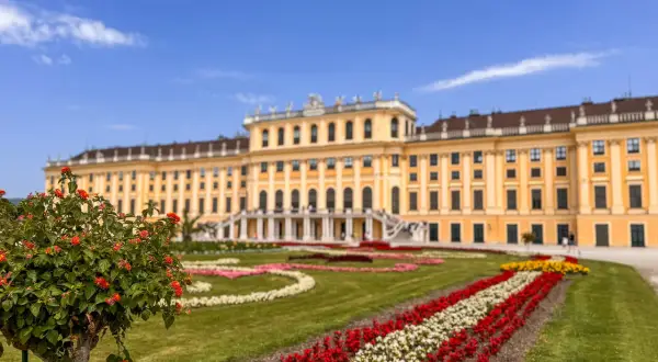 Wiedeń wita parę romantycznym weekendem. Pałac Schönbrunn i jego kwieciste ogrody zapraszają na spacer.