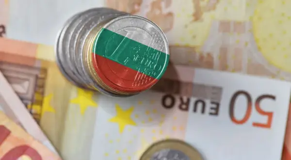 Monety z flagą Bułgarii na tle euro. Zastanawiasz się, czym płacić w Bułgarii?