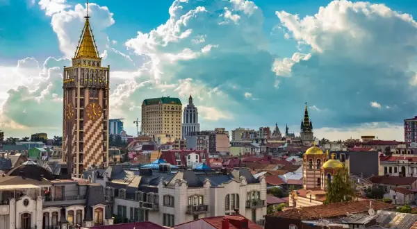 Widok na Batumi z wieżą zegarową i złotymi kopułami cerkwi. Sprawdzam batumi ceny, by zaplanować wakacje.