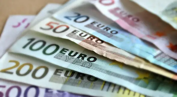 Euro banknoty o nominałach 100, 200 i 500 euro. Waluta w Kosowie to euro, używane od 2002 roku.