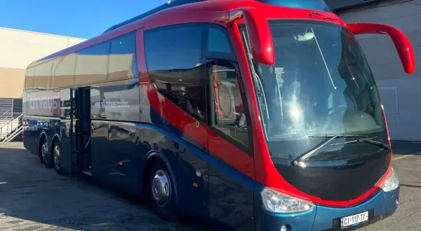 Autobus Citybus, idealny, by dowiedzieć się, jak dojechać z Kutaisi do Batumi. Czerwono-niebieski pojazd z otwartymi drzwiami.