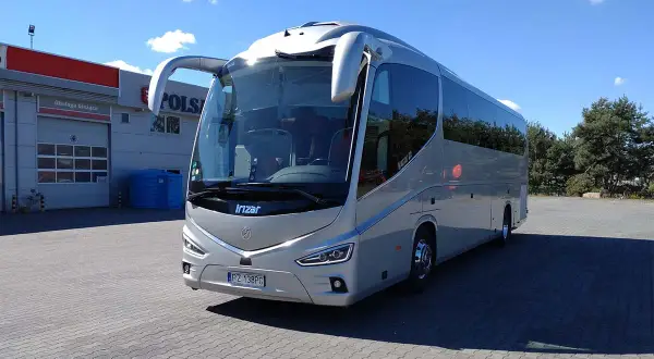 Nowy, srebrny autokar Irizar gotowy do podróży. Zastanawiasz się, ile się jedzie do Bułgarii? Ten komfortowy pojazd zapewni przyjemną trasę.