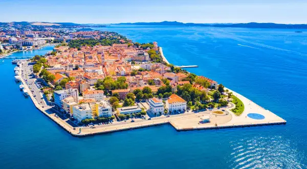 Widok na Zadar z lotu ptaka, z jego zabytkową starówką otoczoną błękitnym morzem. Idealne miejsce na wakacyjny zadar blog.