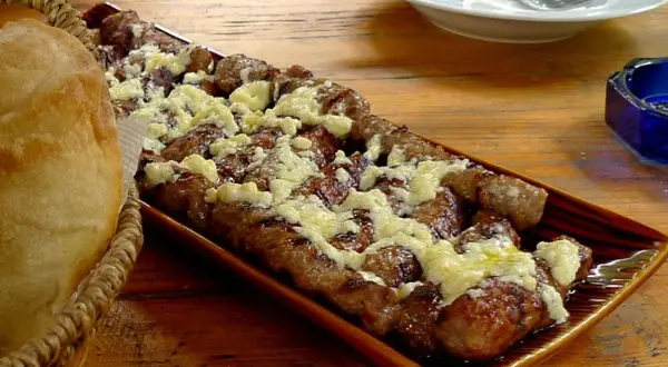 Pyszne ćevapi, klasyka kuchni serbskiej, podane z chlebem i serem.