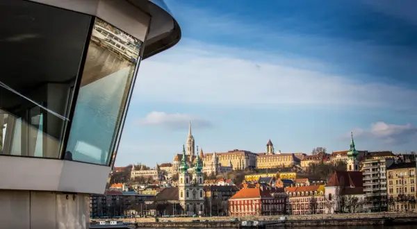 Widok z nowoczesnego statku na panoramę Budapesztu. Rozpoczynamy rejs Dunajem do Morza Czarnego.