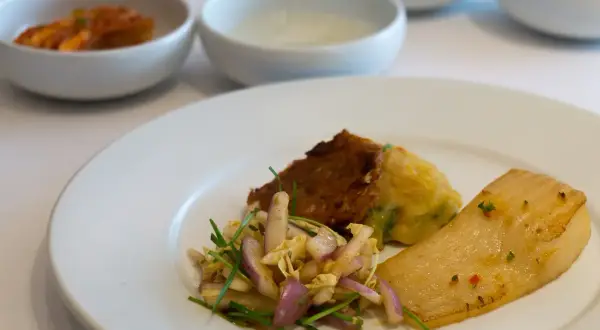 Eleganckie danie z rybą, warzywami i plackiem, idealne do degustacji z kieliszkiem wina tokaj.