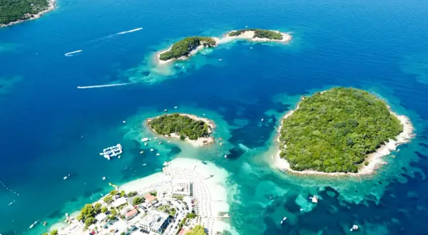 Widok na wyspy i turkusowe morze w Ksamilu, Albania. Wyobraź sobie, że to wakacje marzeń, jak w Hiszpanii, ale w Albanii!