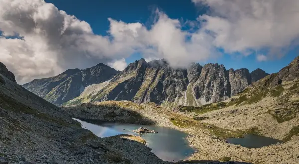Tatry Wysokie na Słowacji, piękne jeziora i skaliste szczyty. Idealne słowacja atrakcje blisko Zakopanego na jednodniową wycieczkę.