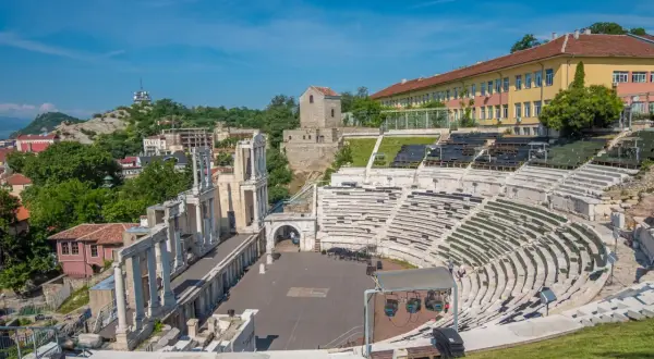 Starożytny teatr w Plovdiv, Bułgaria, z widokiem na miasto i wzgórza.