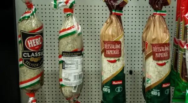 Węgierskie słodycze w postaci salami, ozdobione barwami narodowymi.
