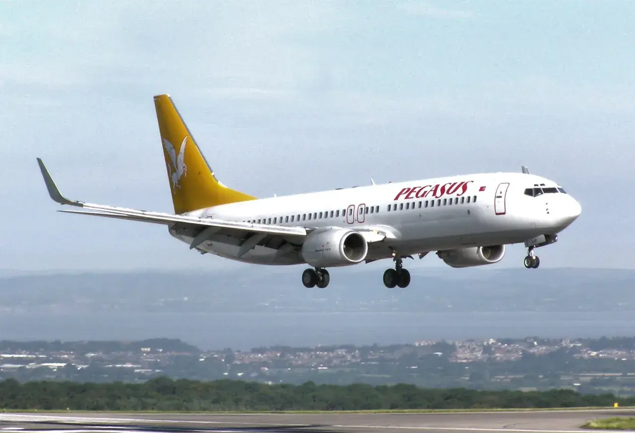 Samolot Pegasus Airlines ląduje, oferując podróżnym szybki sposób, jak dojechać do Albanii.