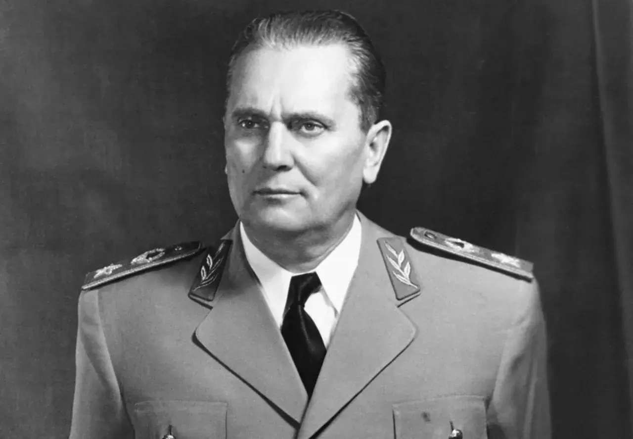 Portret Josipa Broza Tity w mundurze wojskowym, z odznaczeniami na kołnierzu i ramionach.