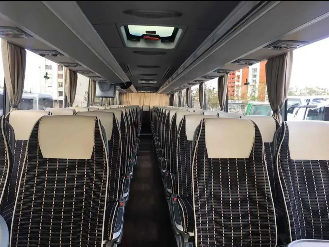 Wygodne siedzenia w autobusie na trasie Podgorica Budva.