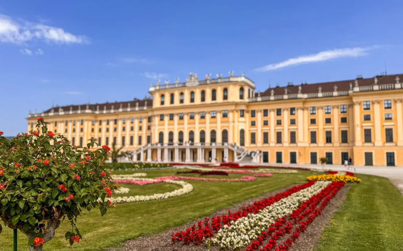 Wiedeń wita parę romantycznym weekendem. Pałac Schönbrunn i jego kwieciste ogrody zapraszają na spacer.
