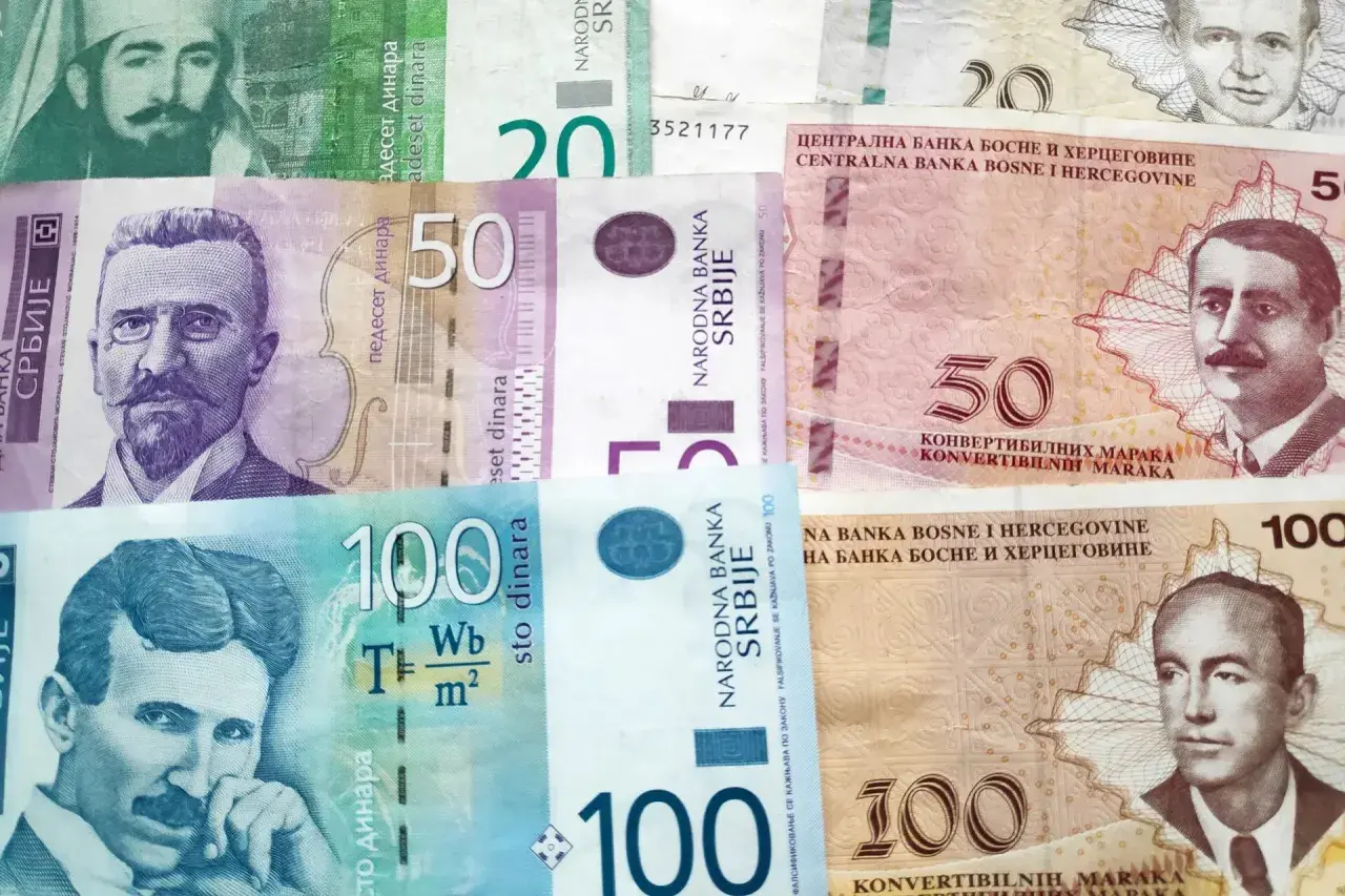 Serbskie banknoty: 100 dinarów z Nikoli Teslą, 50 dinarów, 20 dinarów i banknoty z Bośni i Hercegowiny. Waluta serbi w różnych nominałach.