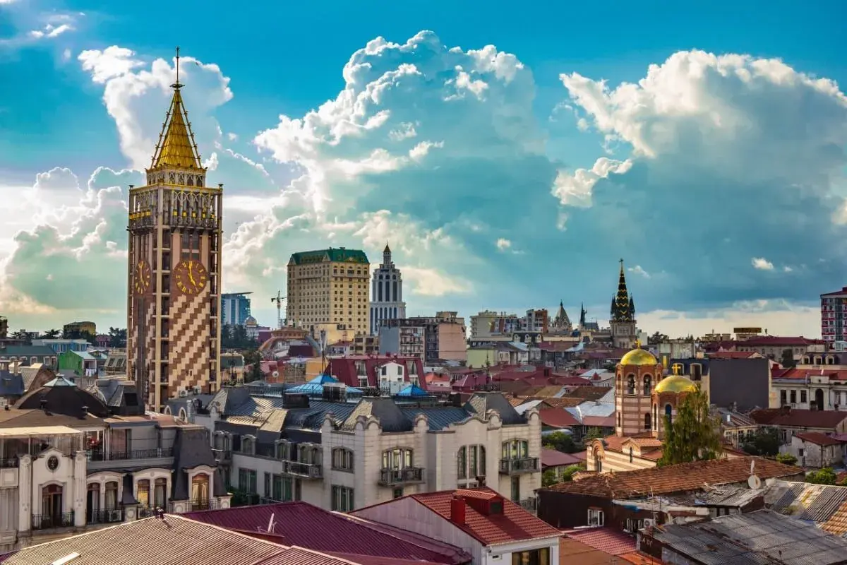 Widok na Batumi z wieżą zegarową i złotymi kopułami cerkwi. Sprawdzam batumi ceny, by zaplanować wakacje.