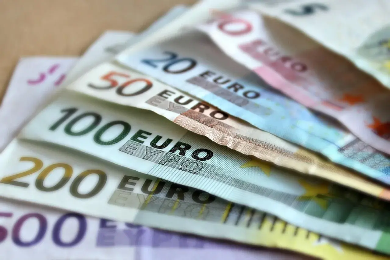 Euro banknoty o nominałach 100, 200 i 500 euro. Waluta w Kosowie to euro, używane od 2002 roku.