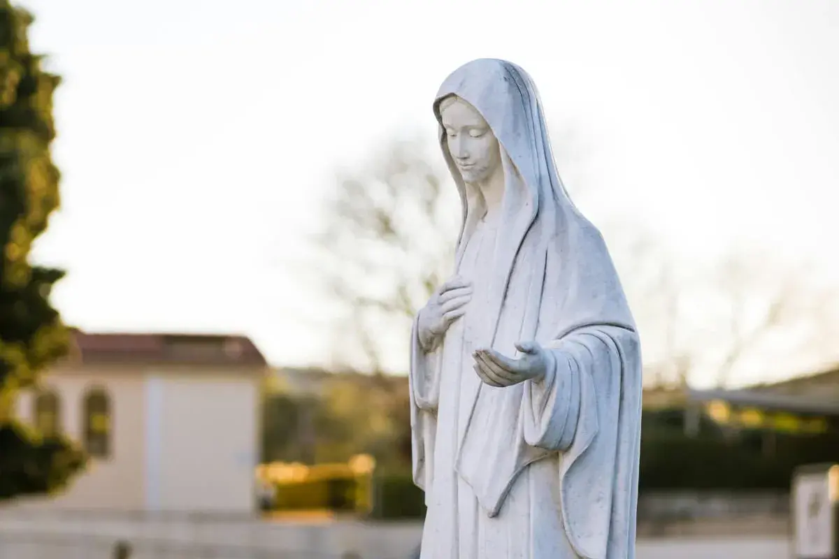 Kamienna figura Matki Bożej, symbol nadziei pielgrzymów w Medziugorie. Gdzie jest to miejsce?