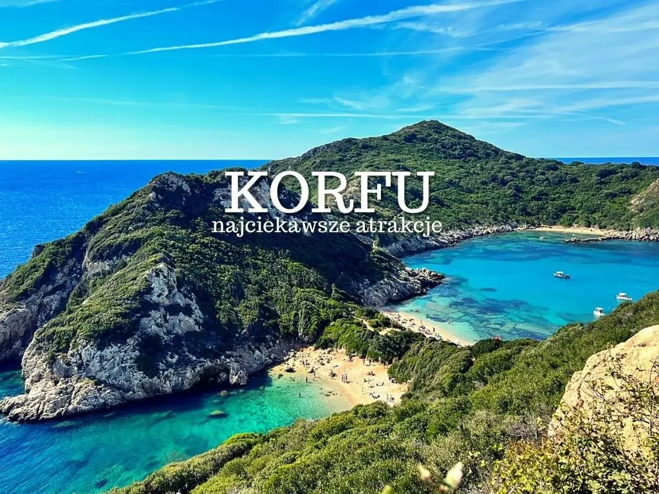 Korfu: malownicza zatoka z turkusową wodą i plażą. Idealne miejsce, by odkryć najciekawsze atrakcje wyspy.