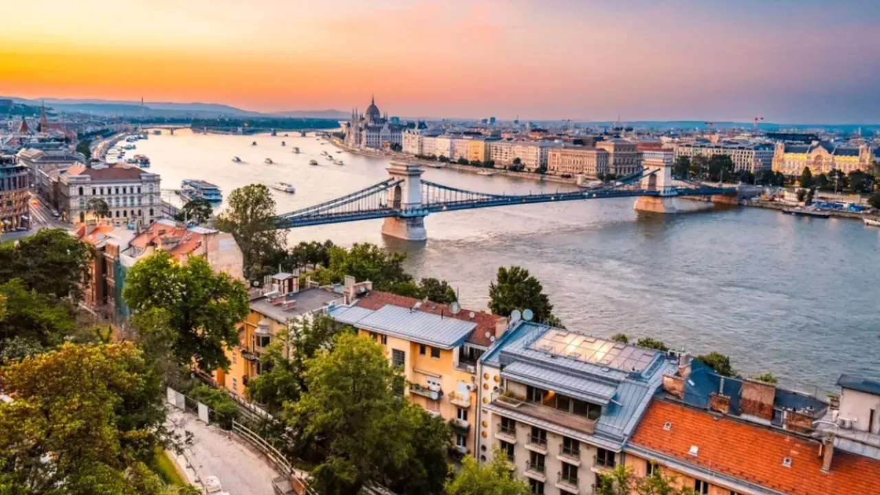 Widok na Dunaj i Most Łańcuchowy w Budapeszcie o zachodzie słońca.