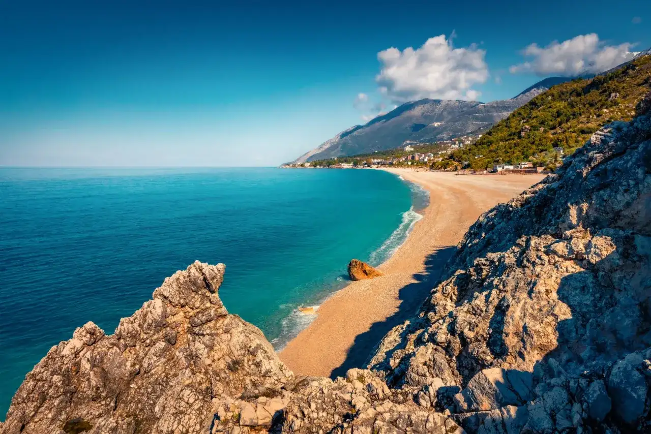 Malownicze albania plaże z turkusową wodą, piaszczystym brzegiem i skalistymi klifami.