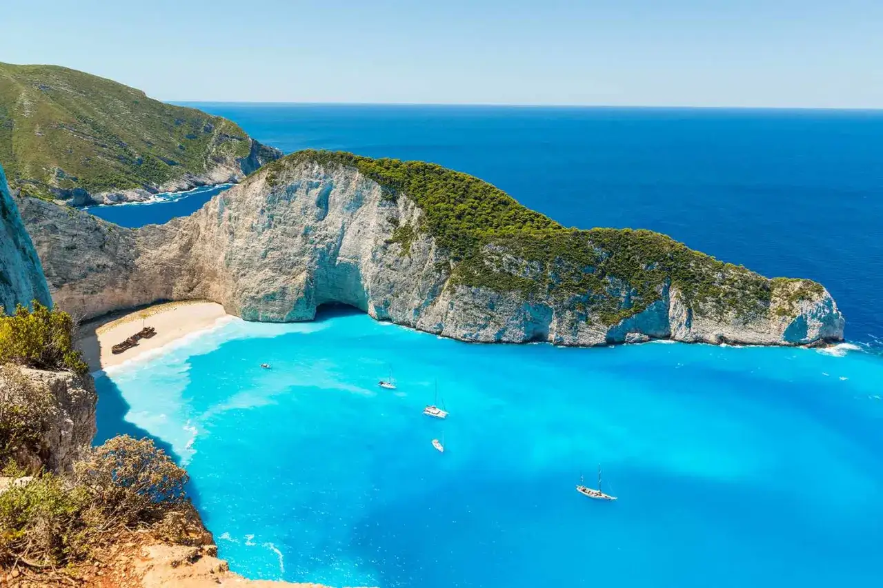 Navagio Beach, jedna z najpiękniejszych plaż w Grecji, z turkusową wodą, białym piaskiem i wrakiem statku.