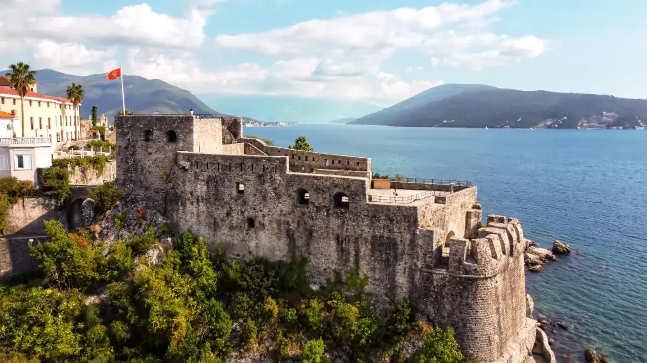 Twierdza w Herceg Novi, Czarnogóra. Widok na zatokę i góry. Ceny zwiedzania są przystępne, warto zobaczyć!