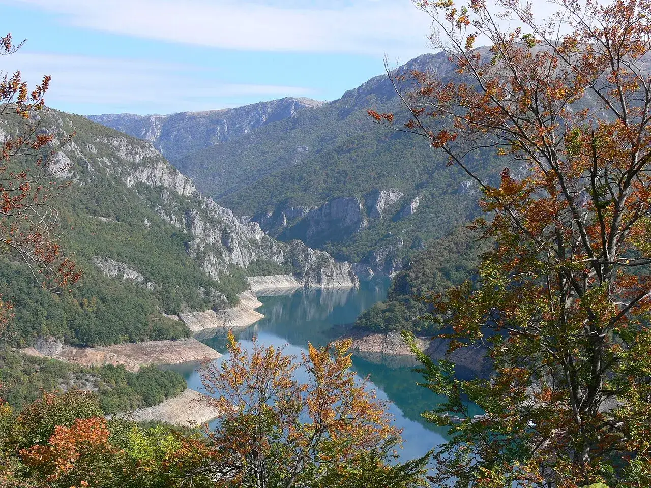 Jesienne barwy otulają malownicze Pivsko Jezero, wcinające się między strome, skaliste zbocza gór.
