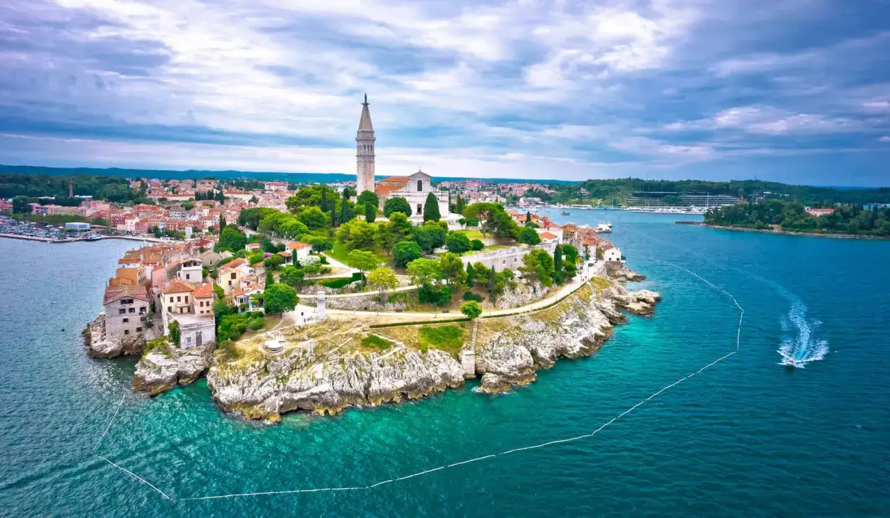Rovinj na Istrii, z kościołem na wzgórzu i turkusowym morzem, to idealne miejsce na odkrywanie najpiękniejsze plaże.